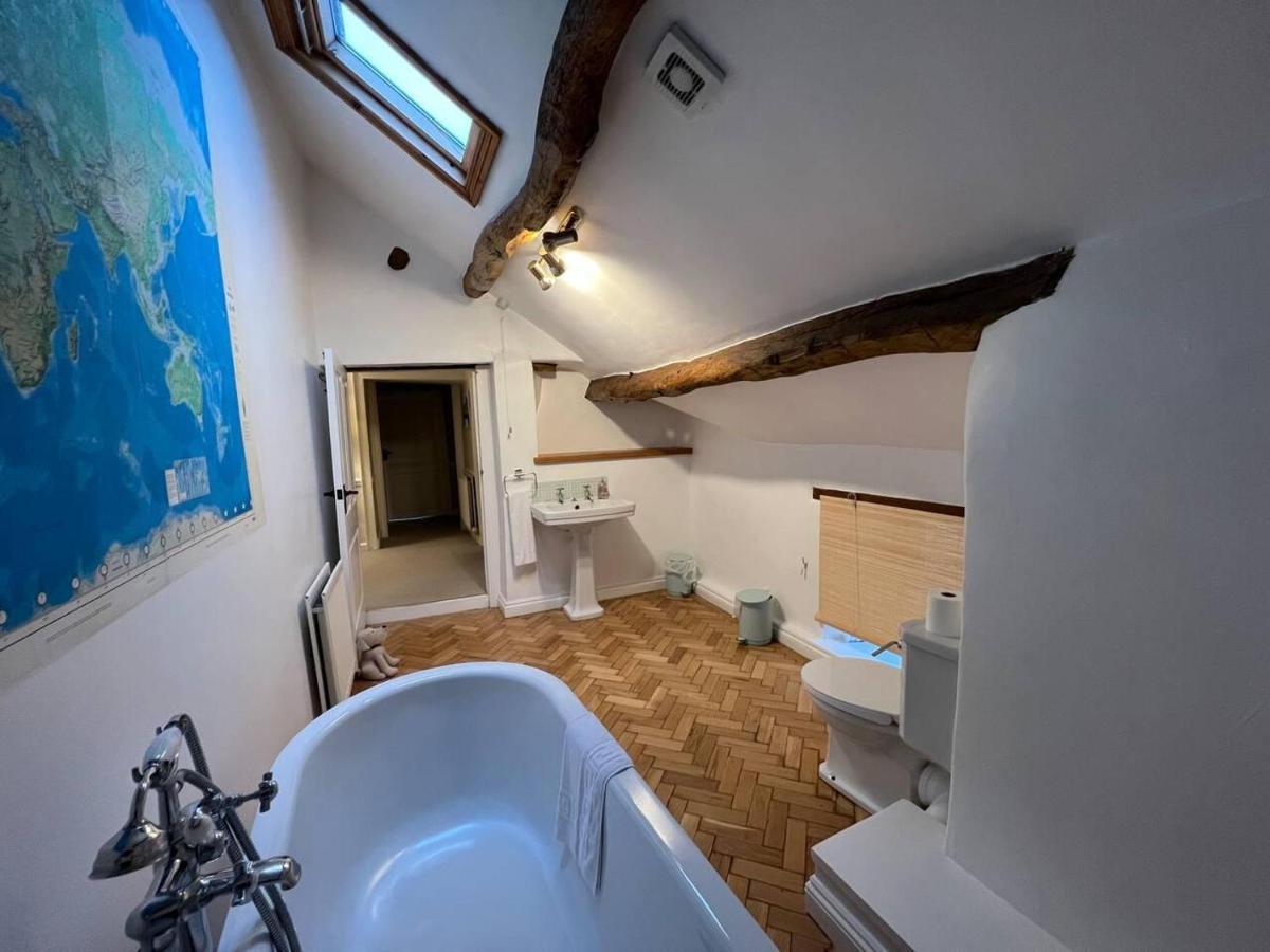 Holiday home Stunning 4-bed Grade Ii House In The District